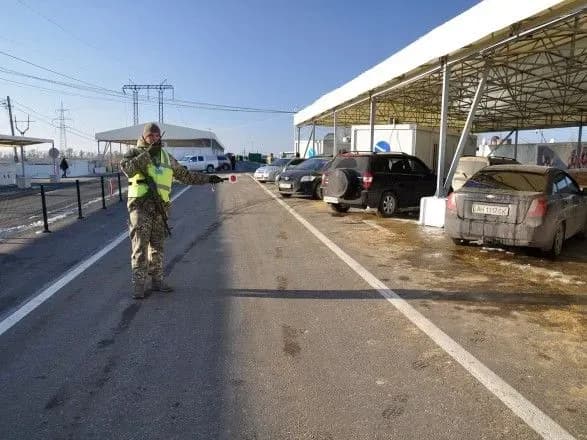 u-chergakh-na-punktakh-propusku-na-donbasi-zibralos-300-avto