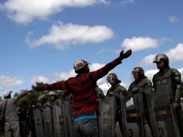 zhurnalisti-povidomlyayut-scho-pravookhorontsi-venesueli-napali-na-gotel-z-pratsivnikami-zmi