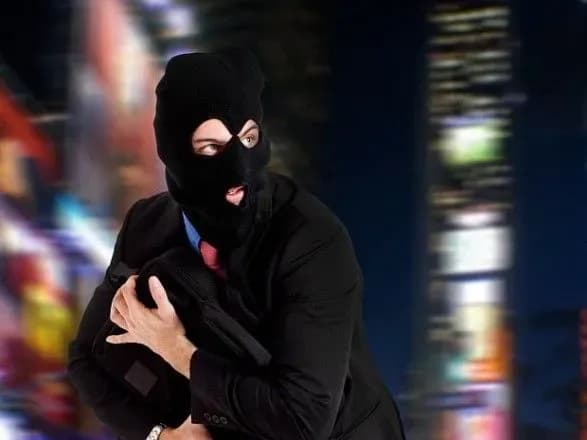 potsupivshi-televizor-kradiy-zalig-na-dno-u-pidyizdi-susidnogo-budinku