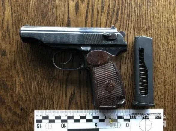 u-kiyevi-cholovik-priyshov-u-kafe-iz-pistoletom