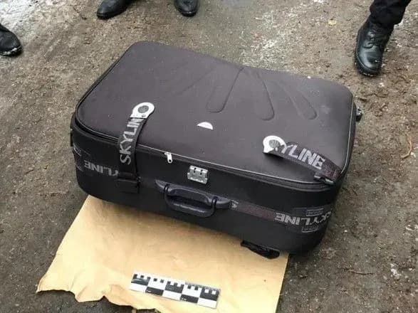 u-dnipri-dosi-rozsliduyut-spravu-divchini-u-valizi