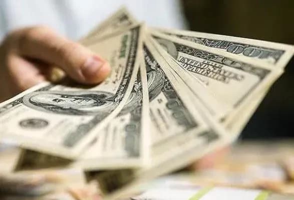 pratsivnitsya-banku-oshukala-pensionerku-na-800-dolariv