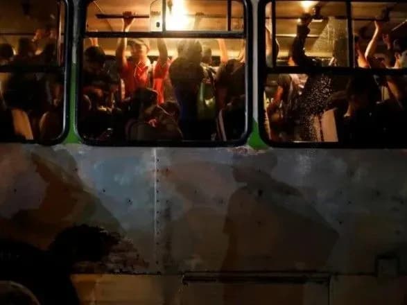 elektriku-v-okremikh-rayonakh-karakasa-vidnovleno