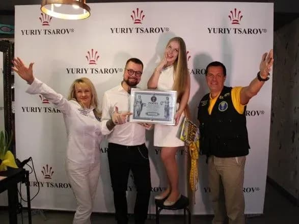 shkolyarka-stala-rekordsmenkoyu-ukrayini-za-dovzhinoyu-volossya