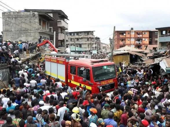 obval-shkoli-u-nigeriyi-kilkist-zagiblikh-zrosla-do-8-opublikovani-video-poryatunku-ditey