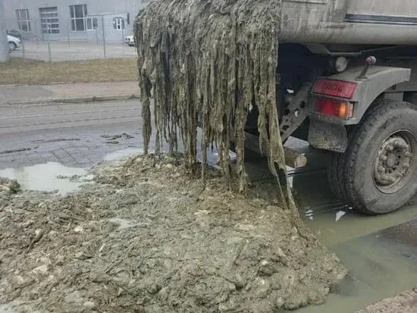 u-lvovi-z-vantazhivki-na-proyizhdzhu-chastinu-visipalis-reshtki-shkiri