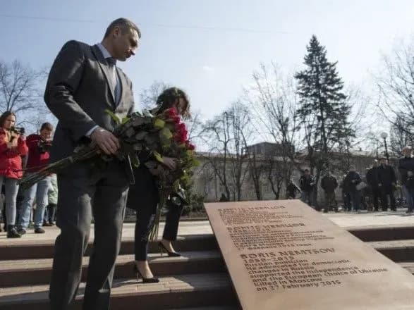 mer-kiyeva-vitaliy-klichko-vidkriv-u-stolitsi-skver-imeni-rosiyskogo-opozitsionera-borisa-nyemtsova