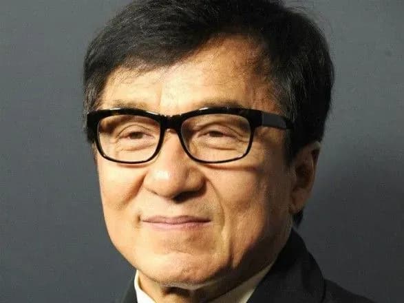 dzheki-chan-zigraye-u-filmi-pro-alpinistiv