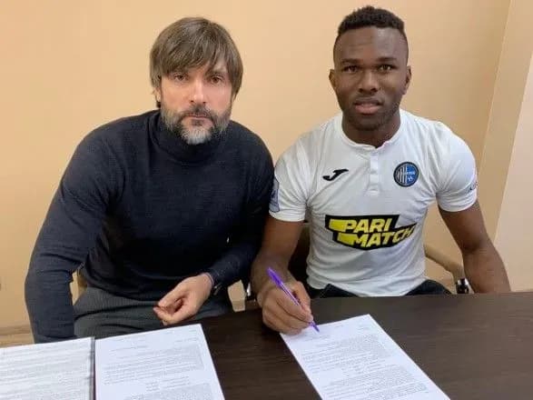 nigeriyskiy-oboronets-popovniv-ryadi-donetskogo-olimpiku