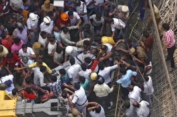 v-indiyi-obrushivsya-trts-odna-lyudina-zaginula-desyatki-opinilisya-pid-zavalami