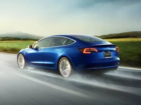 tesla-poobitsyala-zrobiti-svoyi-elektrokari-shvidshimi
