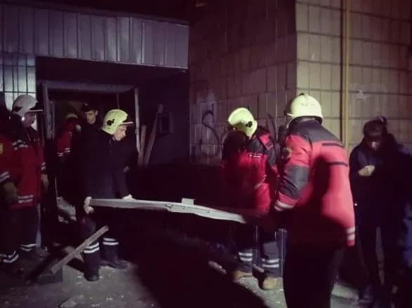 pid-chas-vibukhu-u-stolichniy-bagatopoverkhivtsi-postrazhdav-likar