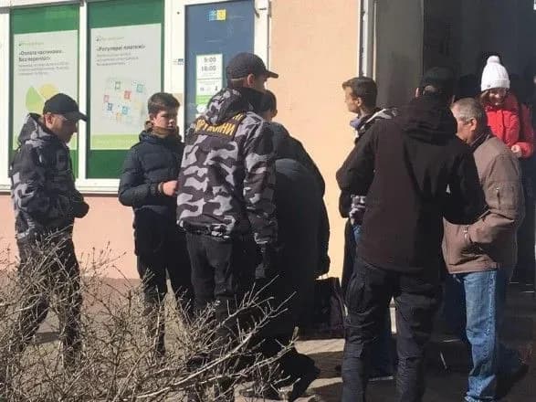 biytsi-natsionalnogo-korpusu-voyuyut-v-kiyevi-iz-bagatoditnimi-materyami-starostenko