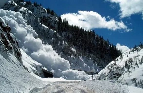 u-karpatakh-cherez-vidligu-mozhlive-skhodzhennya-lavini