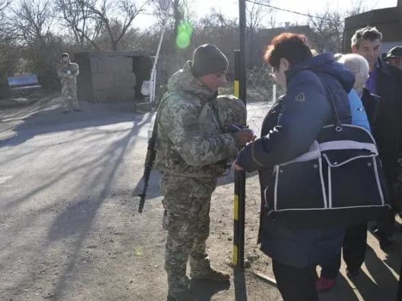 u-chergakh-na-kpvv-na-donbasi-zibralosya-mayzhe-200-avtomobiliv