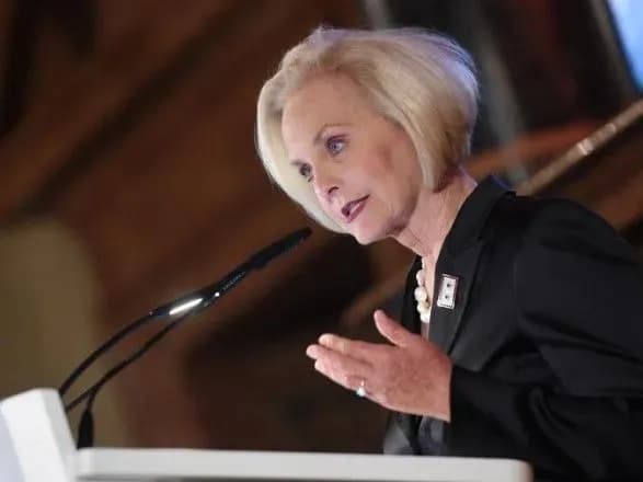 vdova-amerikanskogo-senatora-makkeyna-bude-sposterigachem-na-viborakh-v-ukrayini