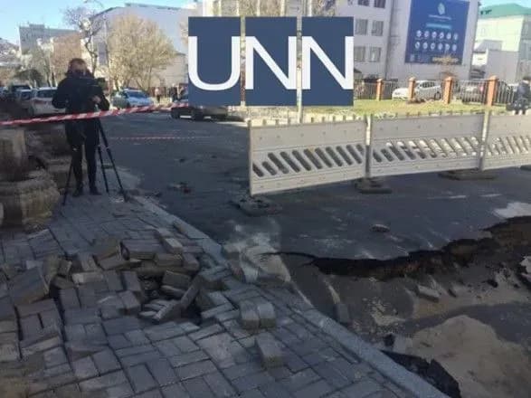 u-stolitsi-pid-asfalt-provalilasya-chergova-avtivka