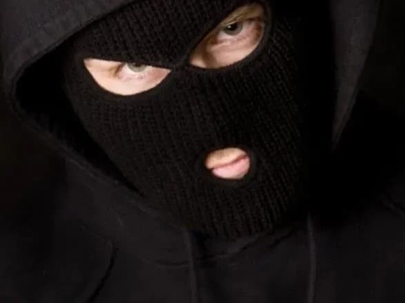 zlovmisniki-pogrozami-spaliti-budinok-zmusili-yogo-vlasnitsyu-viddati-groshi