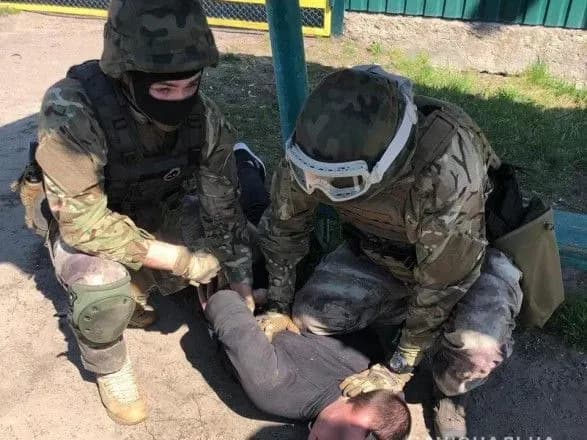 zatrimano-rozshukuvanogo-molodika-yakiy-nanis-smertelniy-udar-politseyskomu