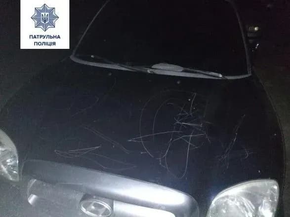 pyaniy-vodiy-prokatav-patrulnogo-na-kapoti-avto-z-malenkoyu-ditinoyu