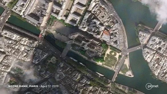 notr-dam-do-i-pislya-pozhezhi-sfotografuvali-z-kosmosu