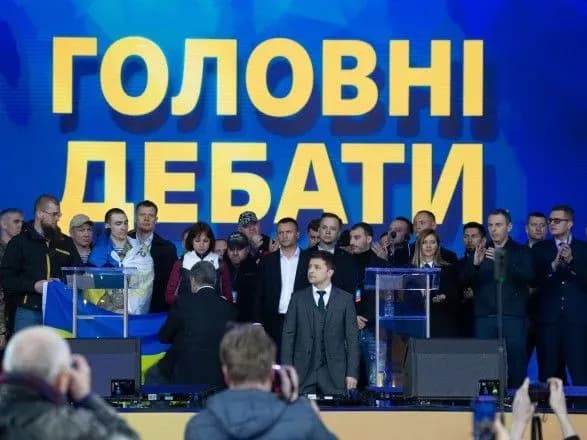 poroshenko-ta-zelenskiy-stali-na-kolina-pid-chas-debativ