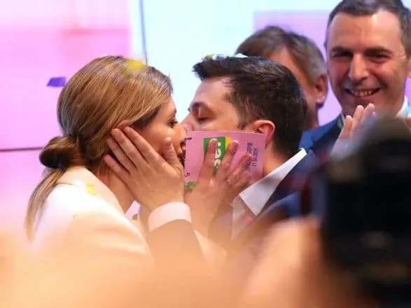 zhurnal-time-u-statti-poradiv-yak-varto-govoriti-pro-zelenskogo-na-vechirkakh