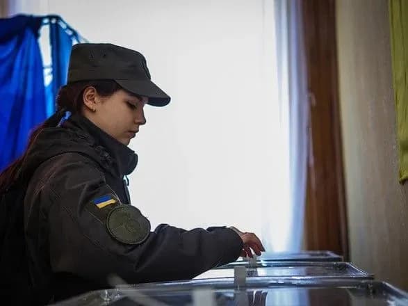 u-natsgvardiyi-pokazali-yak-golosuyut-yikhni-viyskovi