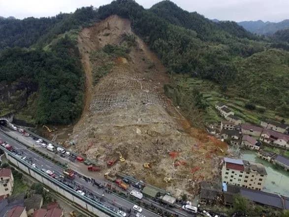 v-rezultati-zsuviv-v-kitayi-propali-bezvisti-chotiri-lyudini