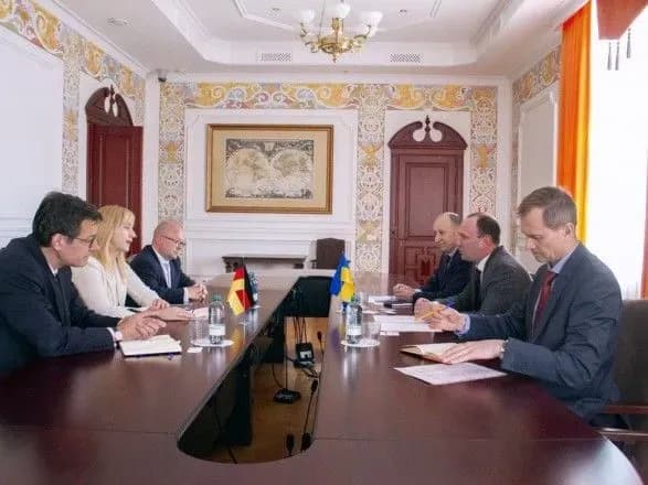 ukrayina-proinformuvala-nimechchinu-pro-situatsiyu-z-pasportami-rf-na-okupovanomu-donbasi