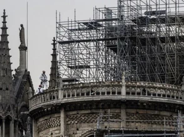 zadiyani-na-restavratsiyi-notr-dama-robitniki-kurili-na-rishtovanni
