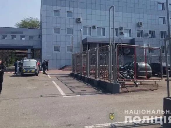 na-chotirokh-velikikh-pidpriyemstvakh-u-zaporizhzhi-shukayut-vibukhivku