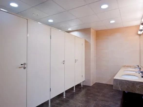 choloviku-ogolosili-pidozru-za-seksualne-nasilstvo-v-tualetakh