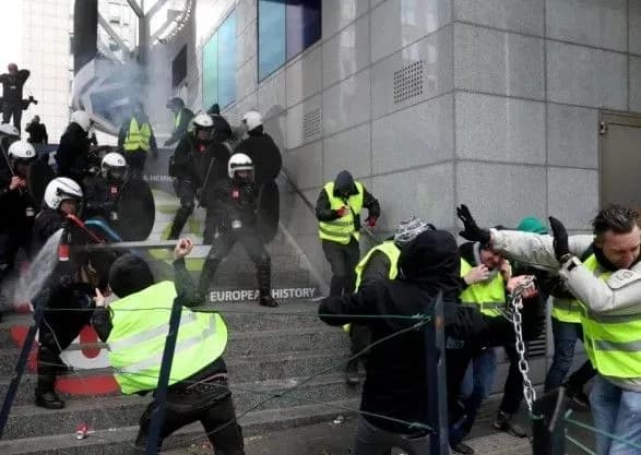 u-frantsiyi-23-tisyach-lyudey-vzyali-uchast-v-aktsiyakh-protestu-zhovtikh-zhiletiv