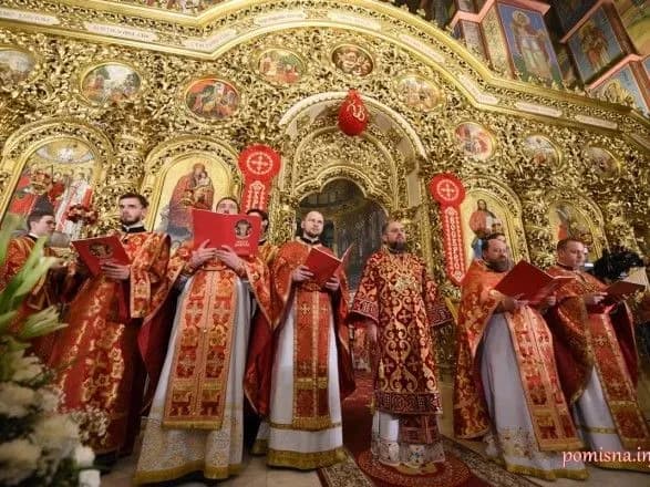 osoblivosti-paskhalnikh-bogosluzhin-ptsu-u-stolichnomu-sobori-yevangeliye-chitali-8-ma-movami