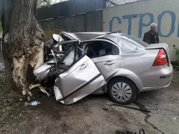 u-dnipri-avtomobil-vrizavsya-u-derevo-vodiy-zaginuv