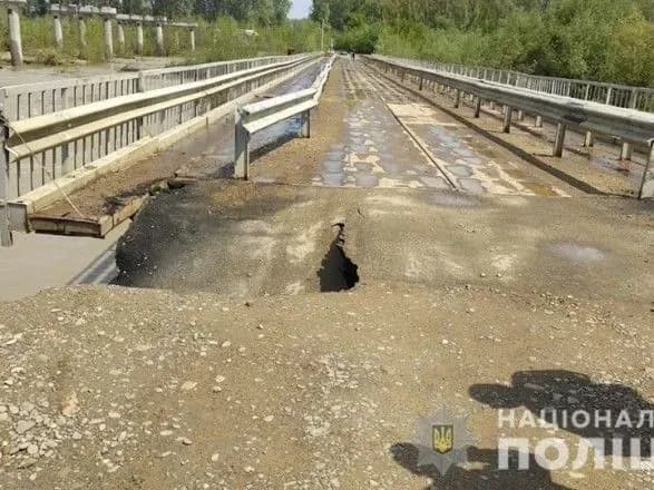 na-bukovini-negoda-poshkodila-mist-scho-spoluchaye-dva-rayoni