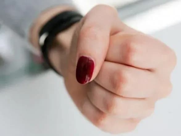 zhinka-z-sinom-pobili-politseyskogo