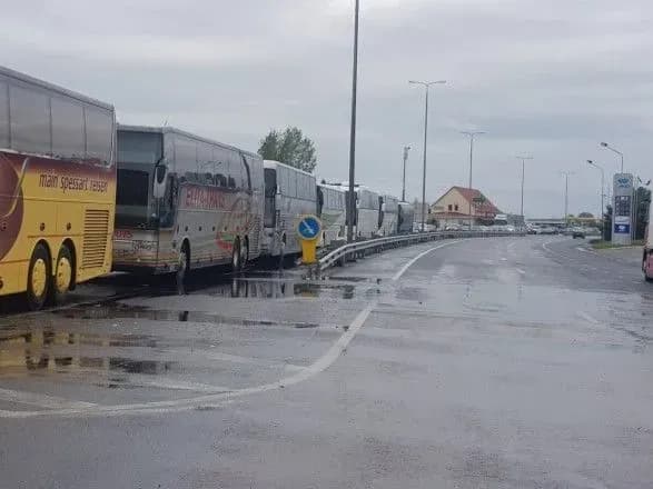 cherez-zbiy-bazi-danikh-na-ukrayinsko-ugorskomu-kordoni-zrostaye-cherga-z-avtomobiliv