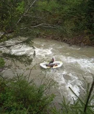 na-prikarpatti-pidnyali-z-vodi-poshkodzheniy-avtomobil-yakiy-vpav-u-richku