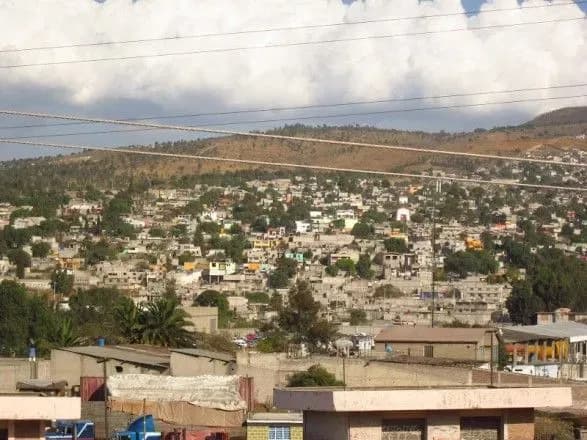 zhiteli-karakasa-shukayut-zoloto-v-kanalizatsiyi-schob-vizhiti