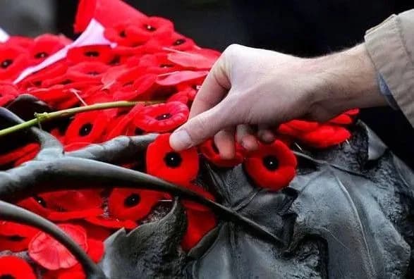 shkolyariv-na-luganschini-zmushuvali-malyuvati-listivki-do-9-travnya-iz-zaboronenoyu-simvolikoyu