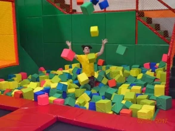 u-kharkovi-ditina-zlamala-khrebta-pid-chas-rozvag-na-batuti