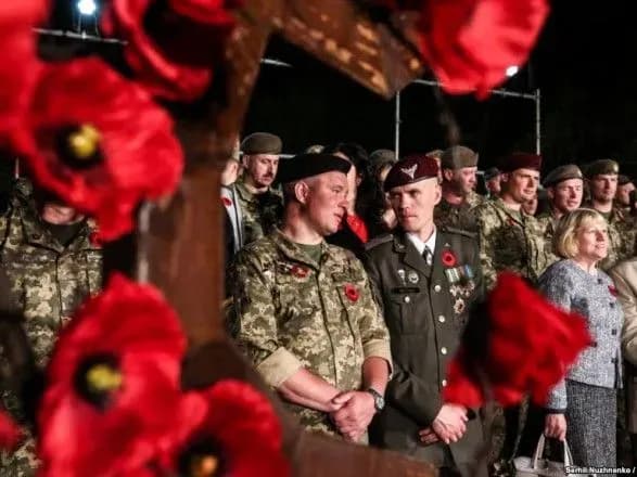 u-kiyevi-vidbuvayetsya-aktsiya-persha-khvilina-miru