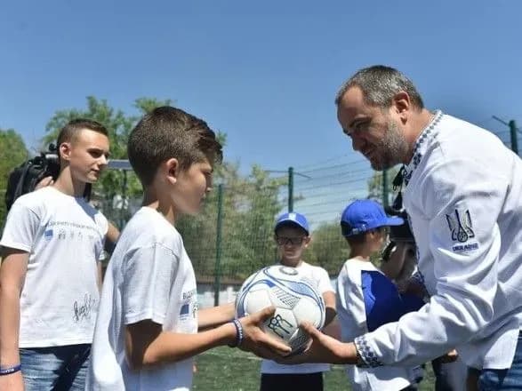 prezident-ffu-ta-legendarni-futbolisti-proveli-vidkritiy-urok-futbolu-v-zaporizhzhi