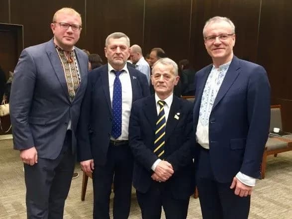 u-kanadskomu-edmontoni-sogodni-pidnimut-krimskotatarskiy-prapor