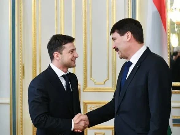 zelenskiy-obgovoriv-iz-prezidentom-ugorschini-prodovzhennya-mizhnarodnogo-tisku-na-rf