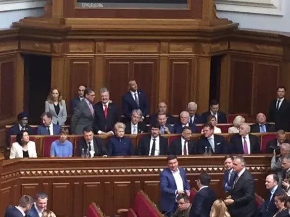 na-inavguratsiyu-zelenskogo-pribuli-chotiri-prezidenti-i-ves-kabmin