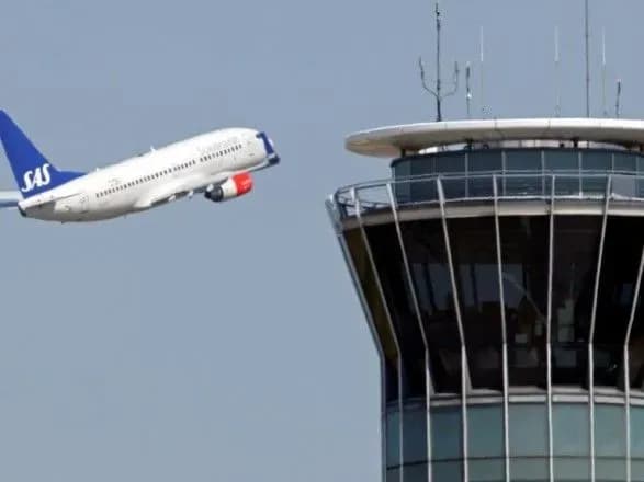 sotni-nelegalnikh-migrantiv-zakhopili-frantsuzkiy-aeroport