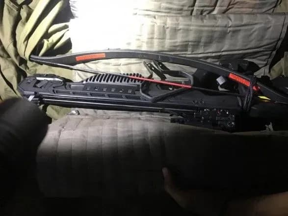 inozemets-z-arbaletom-i-nozhem-namagavsya-potrapiti-v-ukrayinu